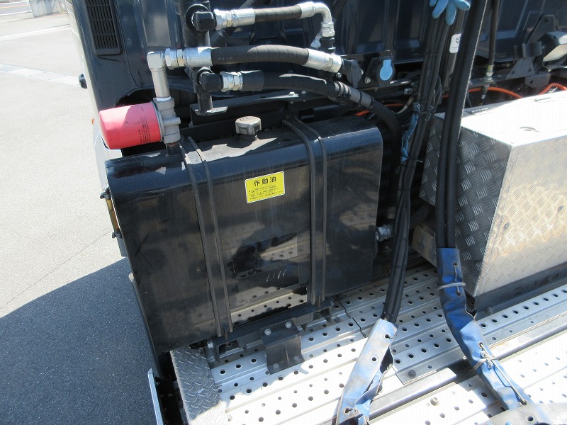 トラクタ　ハイルーフ
リアエアサス
ウォーキングフロア用油圧ポンプ付