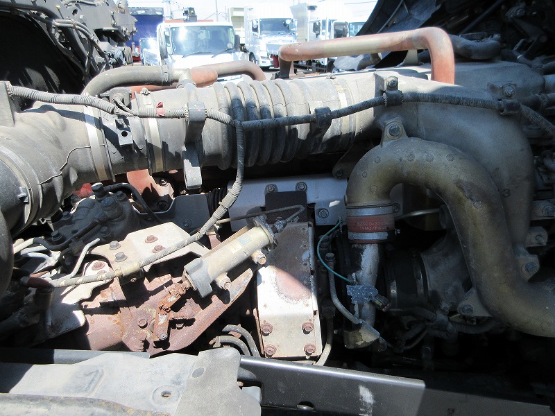 トラクタ　ハイルーフ
リアエアサス
ウォーキングフロア用油圧ポンプ付