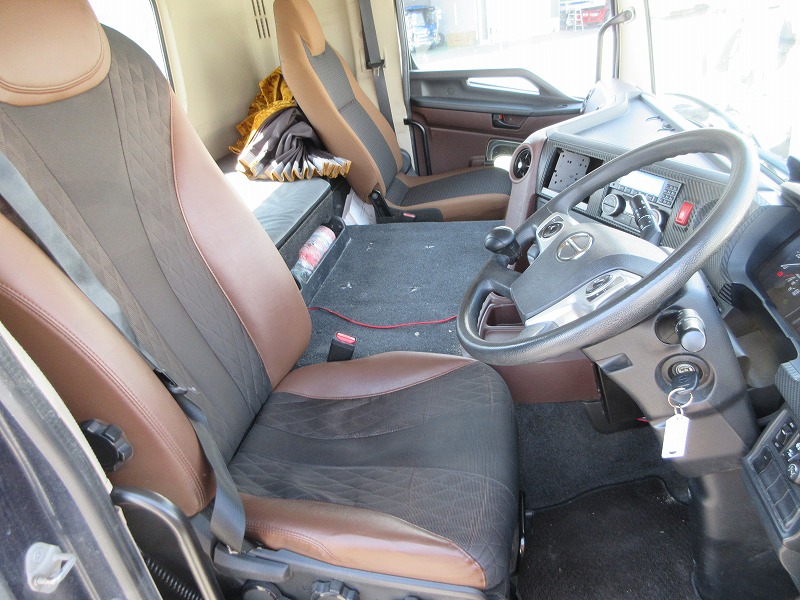 トラクタ　ハイルーフ
リアエアサス
ウォーキングフロア用油圧ポンプ付