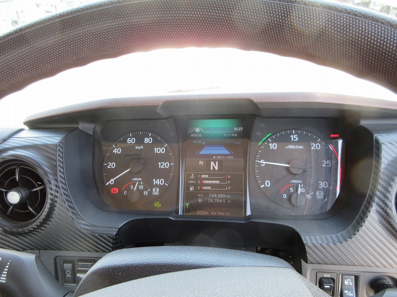 トラクタ　ハイルーフ
リアエアサス
ウォーキングフロア用油圧ポンプ付