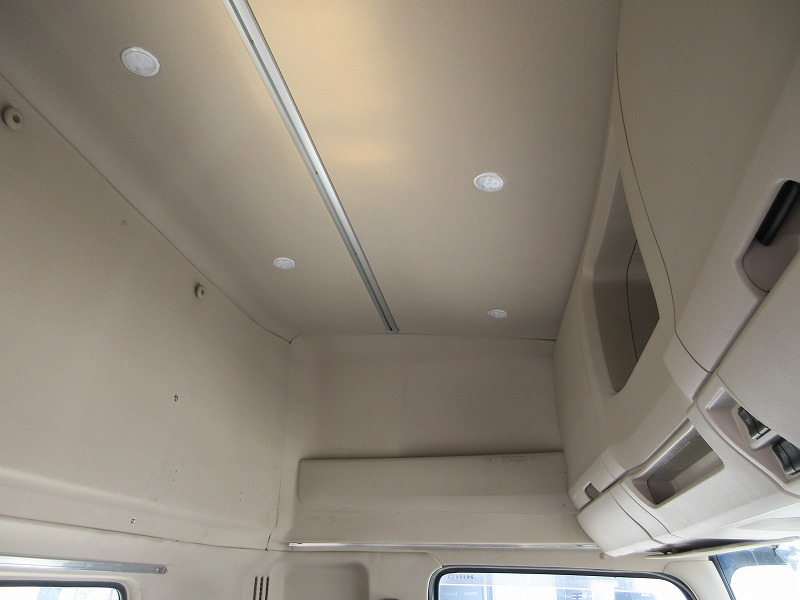 トラクタ　ハイルーフ
リアエアサス
ウォーキングフロア用油圧ポンプ付