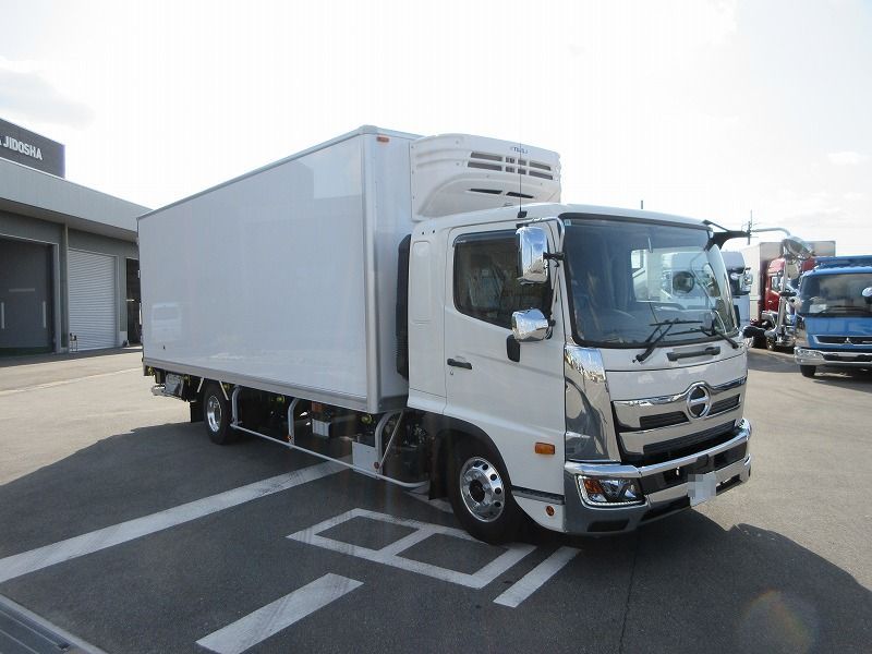 冷蔵冷凍車　リアエアサス
格納ゲート付　未使用車