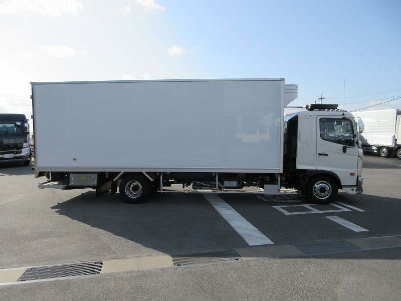 冷蔵冷凍車　リアエアサス
格納ゲート付　未使用車