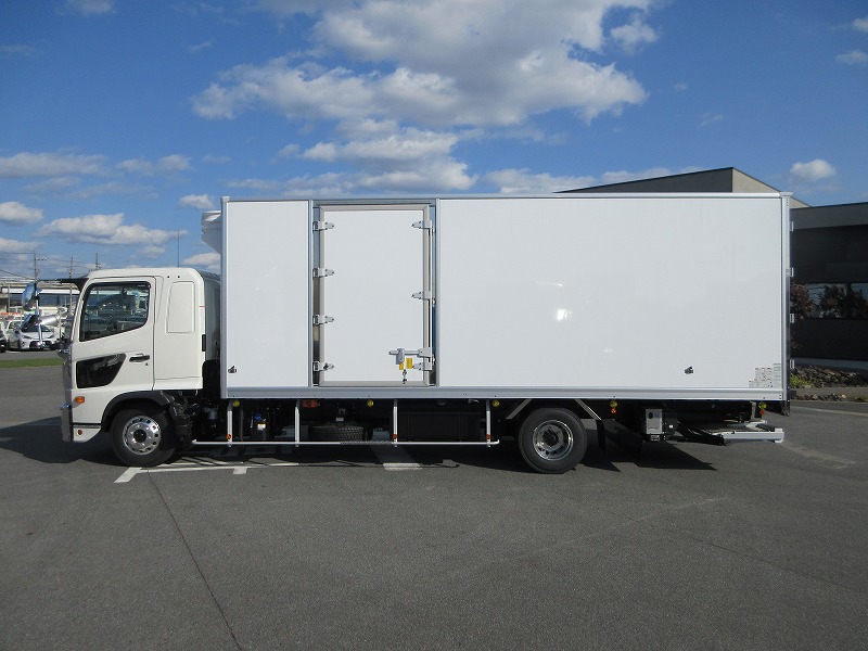 冷蔵冷凍車　リアエアサス
格納ゲート付　未使用車