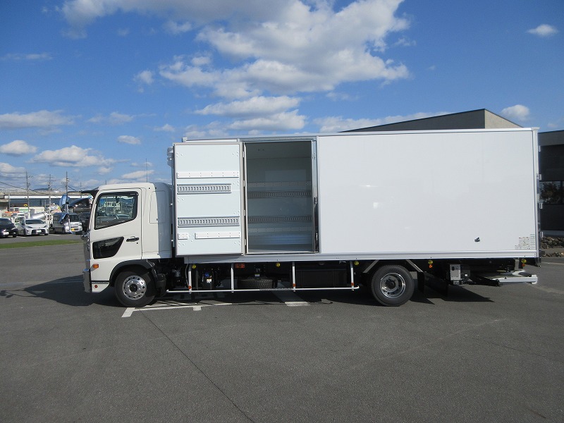 冷蔵冷凍車　リアエアサス
格納ゲート付　未使用車