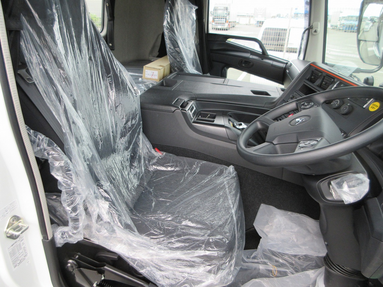 トラクタ　ハイルーフ　
リアエアサス
ウォーキングフロア用油圧ポンプ付
未使用車