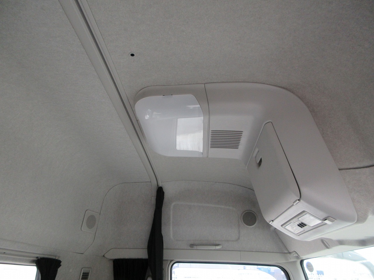 トラクタ　ハイルーフ　
リアエアサス
ウォーキングフロア用油圧ポンプ付
未使用車