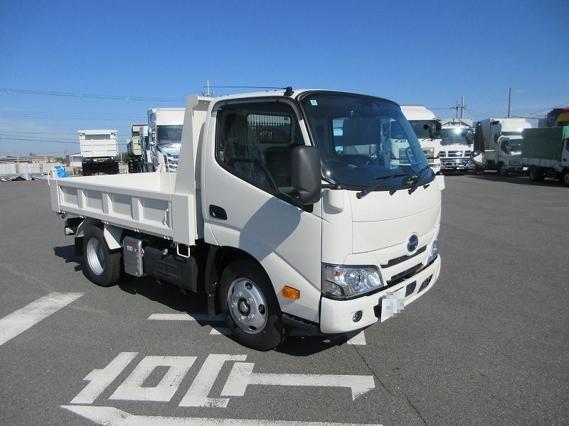 ダンプ　低床
３トン　４ナンバー　未使用車
