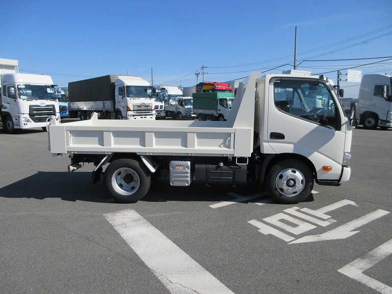ダンプ　低床
３トン　４ナンバー　未使用車