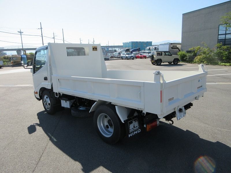 ダンプ　低床
３トン　４ナンバー　未使用車