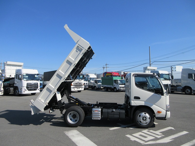 ダンプ　低床
３トン　４ナンバー　未使用車
