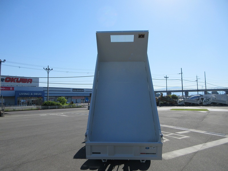 ダンプ　低床
３トン　４ナンバー　未使用車