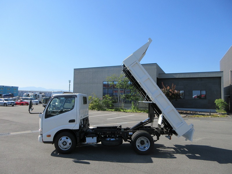 ダンプ　低床
３トン　４ナンバー　未使用車