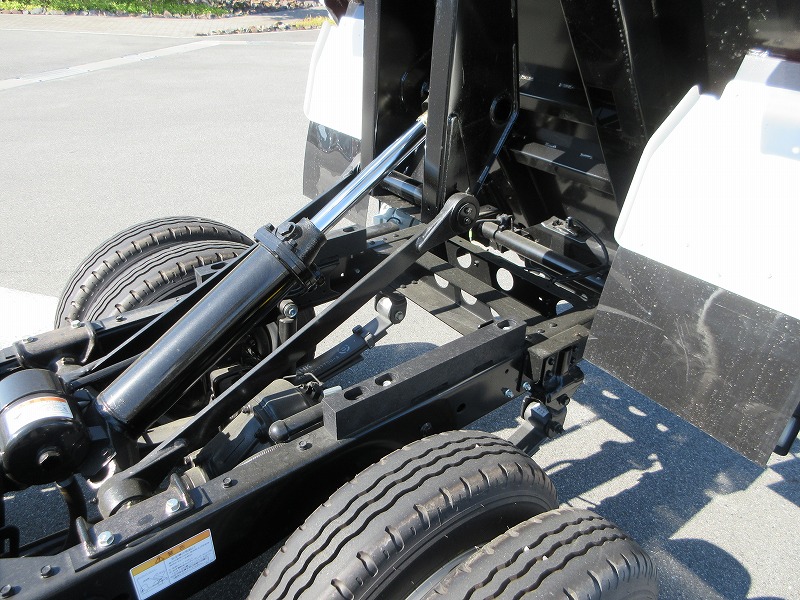ダンプ　低床
３トン　４ナンバー　未使用車