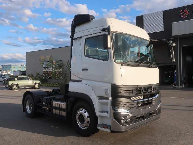 トラクタ　ハイルーフ　
リアエアサス
ウォーキングフロア用油圧ポンプ付
未使用車