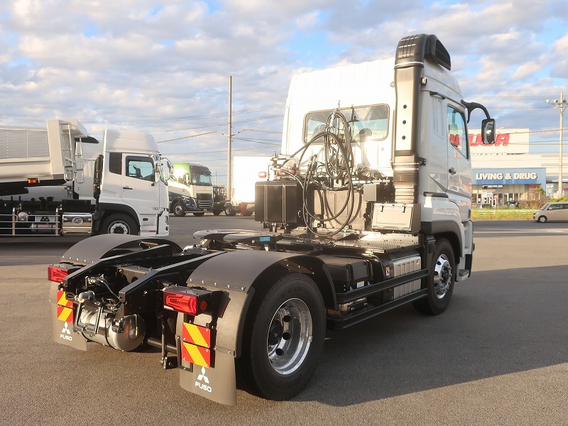 トラクタ　ハイルーフ　
リアエアサス
ウォーキングフロア用油圧ポンプ付
未使用車