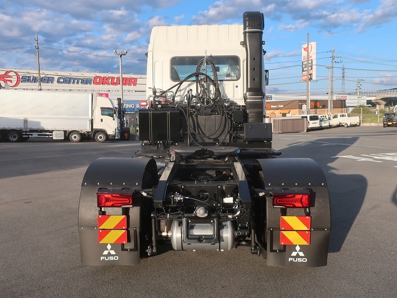 トラクタ　ハイルーフ　
リアエアサス
ウォーキングフロア用油圧ポンプ付
未使用車