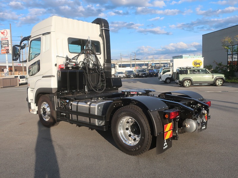 トラクタ　ハイルーフ　
リアエアサス
ウォーキングフロア用油圧ポンプ付
未使用車