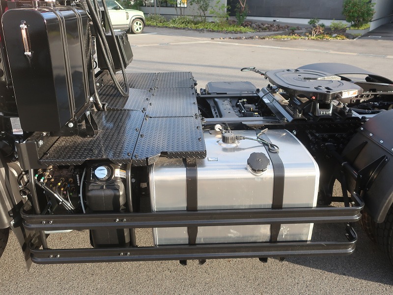 トラクタ　ハイルーフ　
リアエアサス
ウォーキングフロア用油圧ポンプ付
未使用車