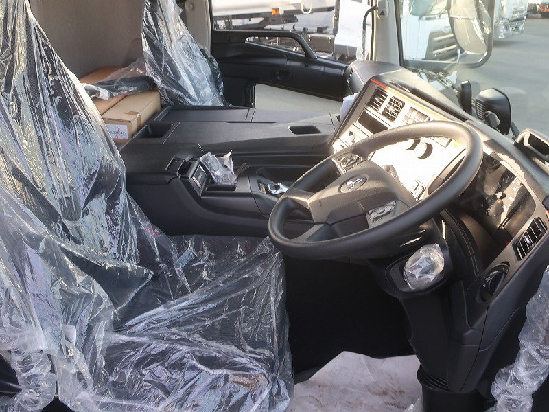 トラクタ　ハイルーフ　
リアエアサス
ウォーキングフロア用油圧ポンプ付
未使用車