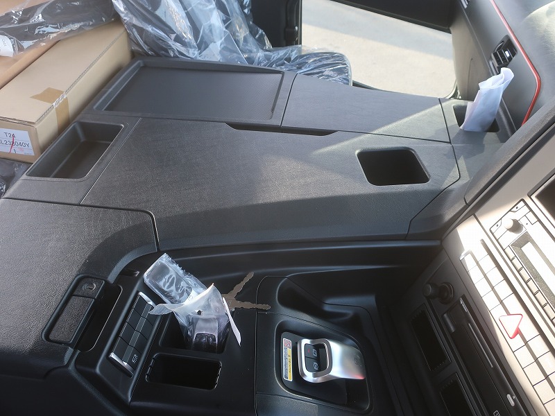 トラクタ　ハイルーフ　
リアエアサス
ウォーキングフロア用油圧ポンプ付
未使用車