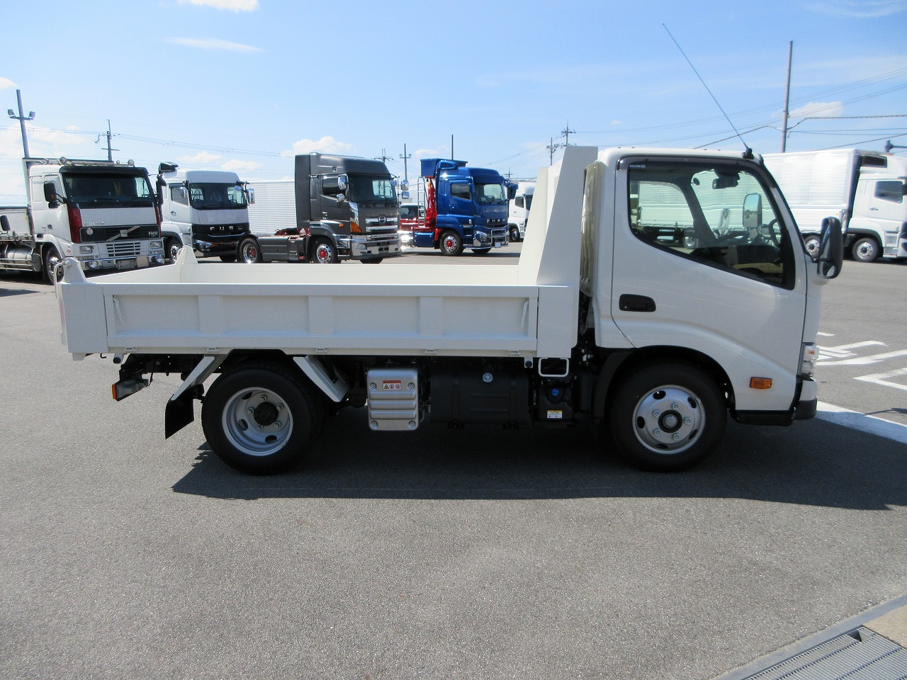 ダンプ　低床
2.95ｔ　未使用車