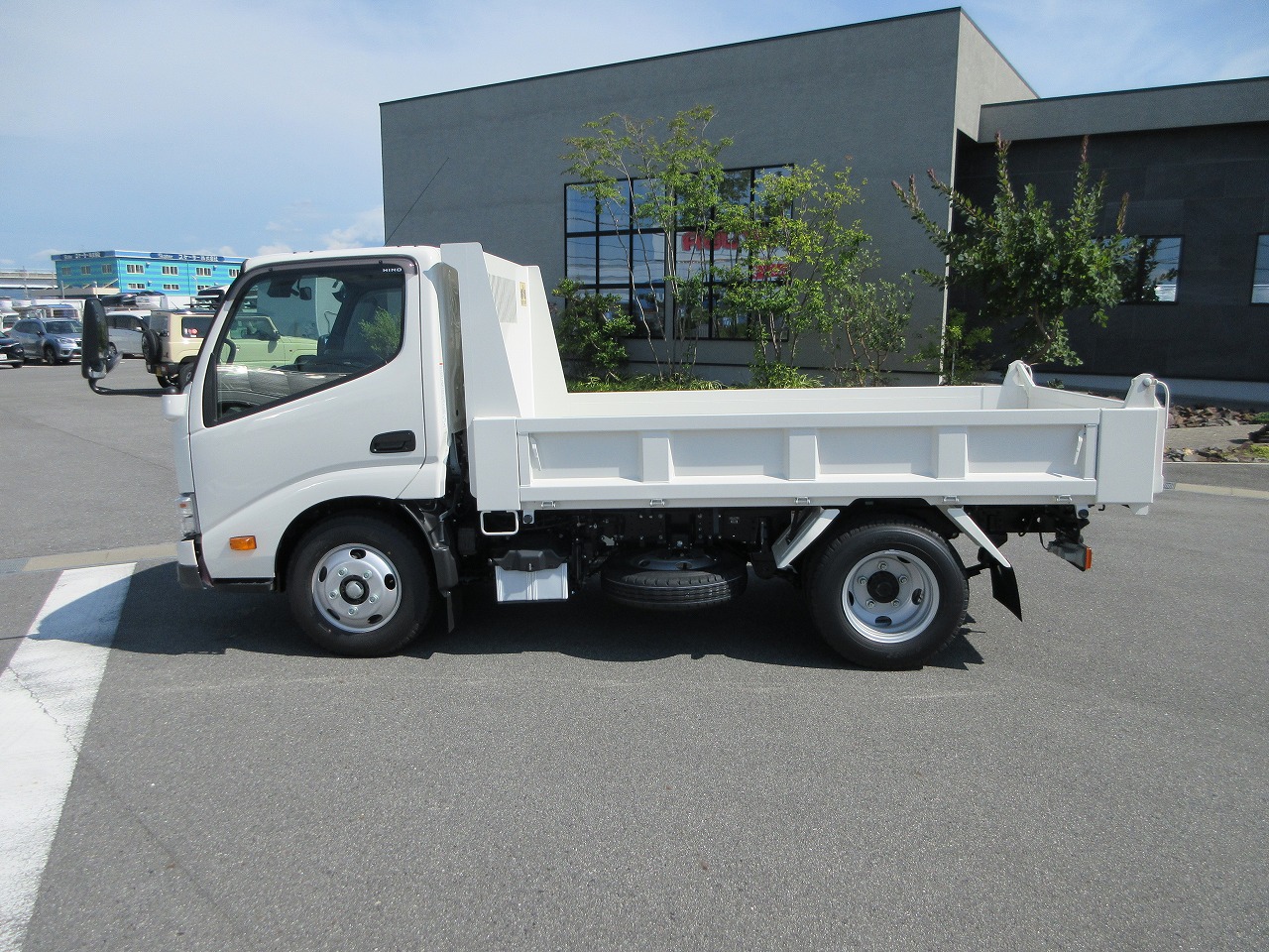 ダンプ　低床
2.95ｔ　未使用車