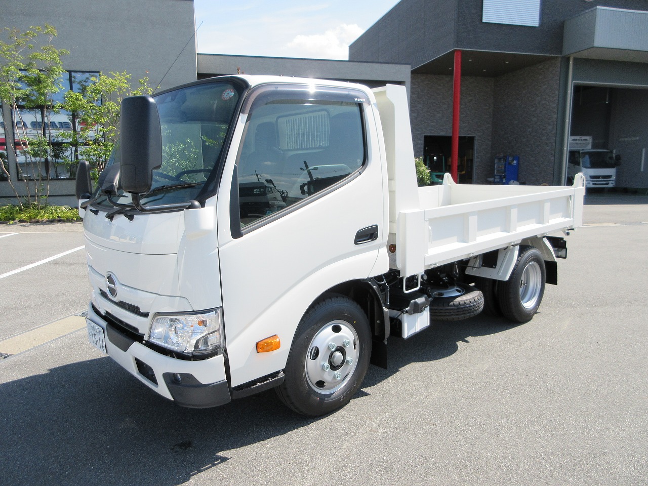 ダンプ　低床
2.95ｔ　未使用車