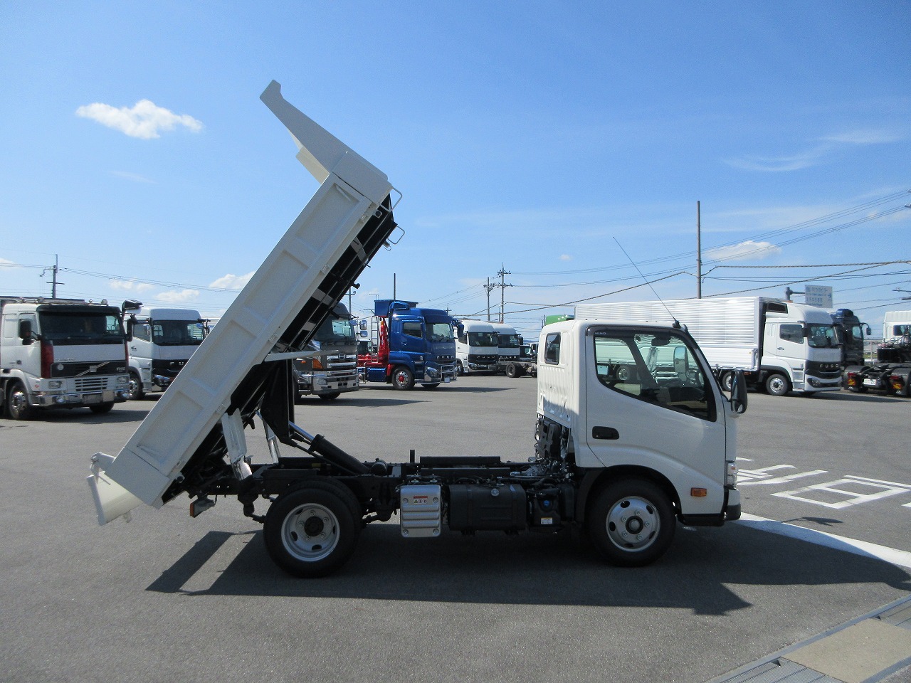 ダンプ　低床
2.95ｔ　未使用車