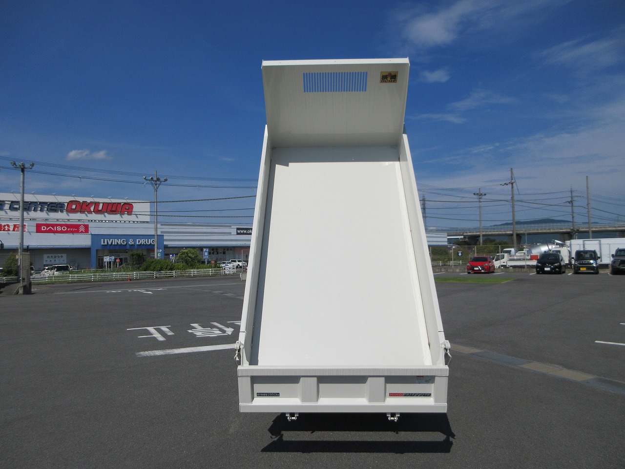 ダンプ　低床
2.95ｔ　未使用車