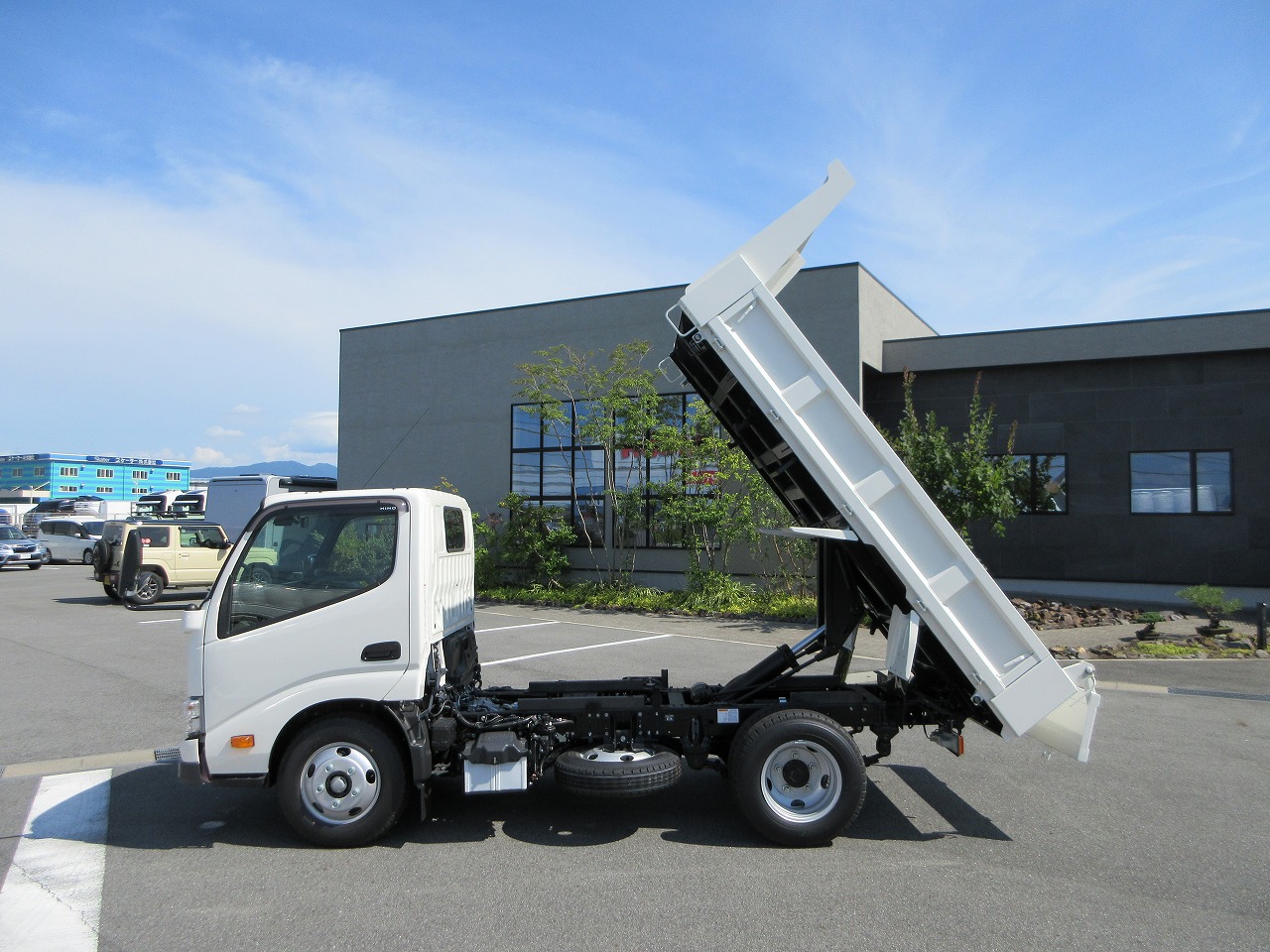 ダンプ　低床
2.95ｔ　未使用車