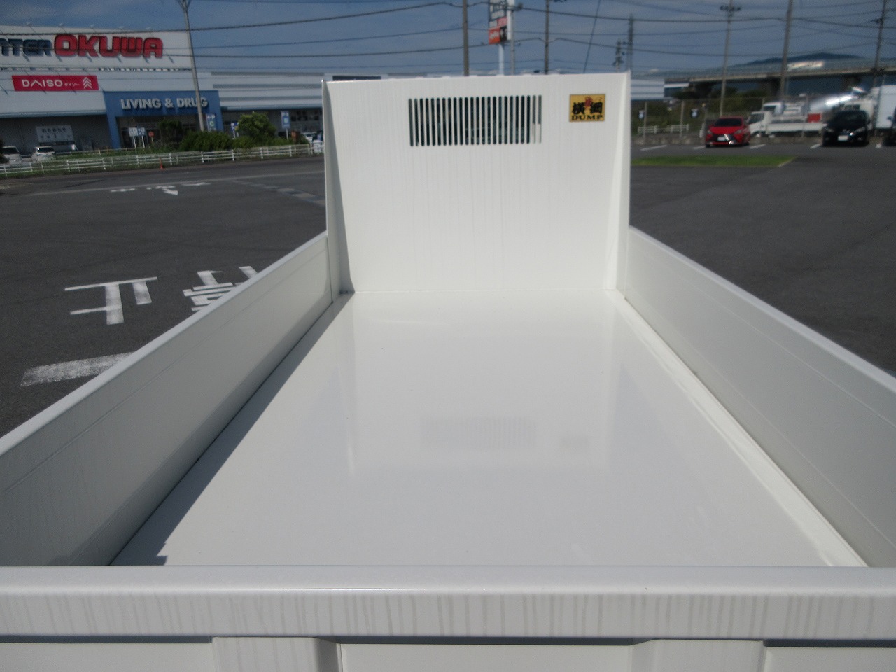 ダンプ　低床
2.95ｔ　未使用車