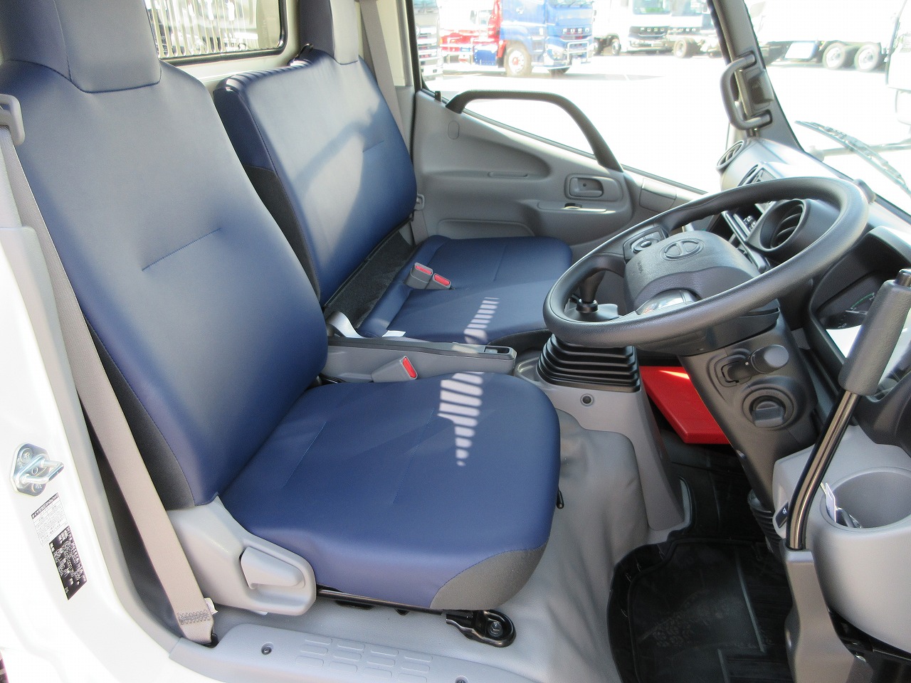 ダンプ　低床
2.95ｔ　未使用車