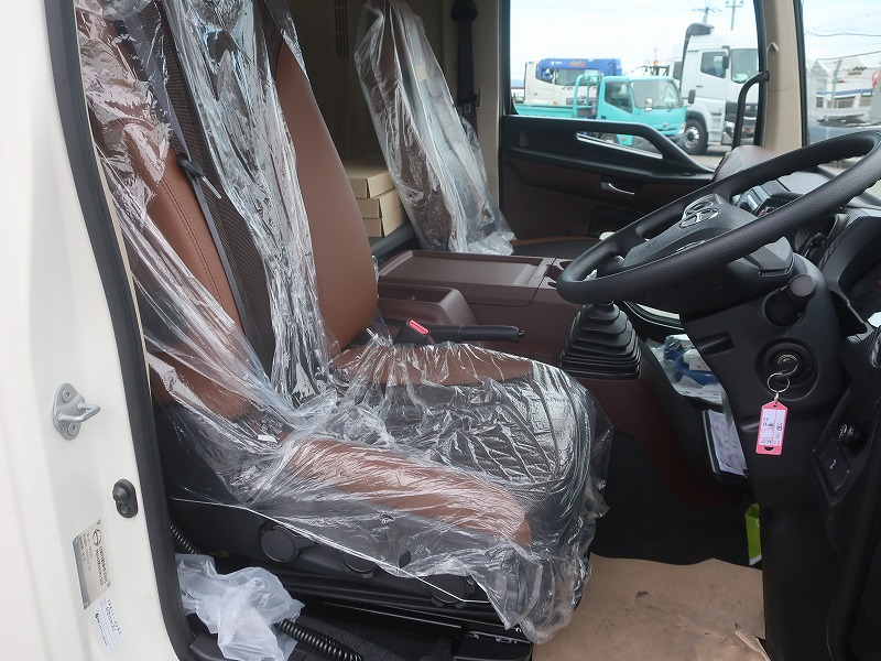冷蔵冷凍車　リアエアサス
格納ゲート付　未使用車